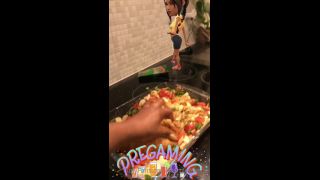 Onlyfans - Jasmine Webb - jasminewebbPreparing food for my man  hour seasoned leg of lamb meat and veg the perfect combinat - 09-01-2021