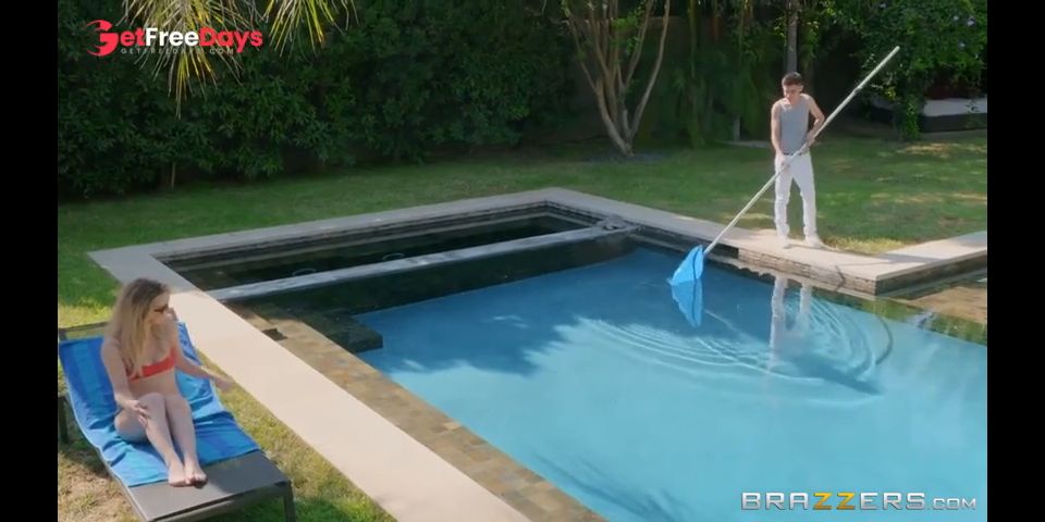 Gorgeous COUGAR Lisa Ann Lays Hand On Pool-boy