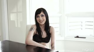 Charlotte Sartre Exorcizando una polla monstruo con su garganta (Porno de Amateur)