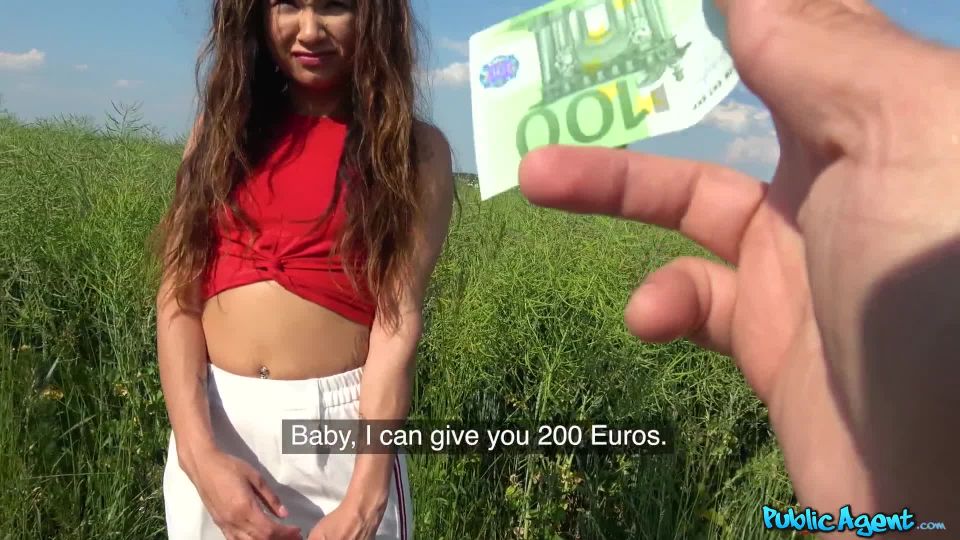 Sexy Spanish fuck in field for cash