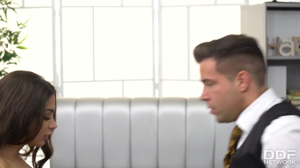 Susy Gala - Chica española sultuosa consigue un puesto en su jefe - Tetas