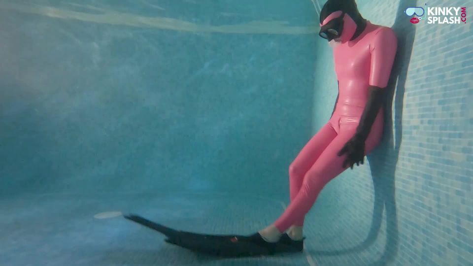 UkCuteGirl – Underwater Freediving Latex Masturbation Latex!