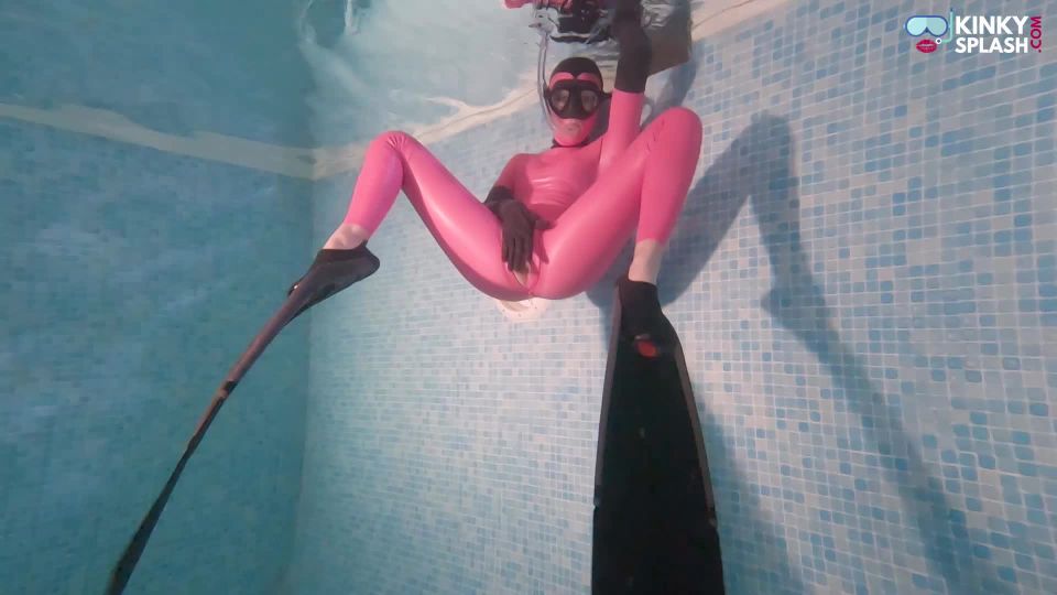 UkCuteGirl – Underwater Freediving Latex Masturbation Latex!