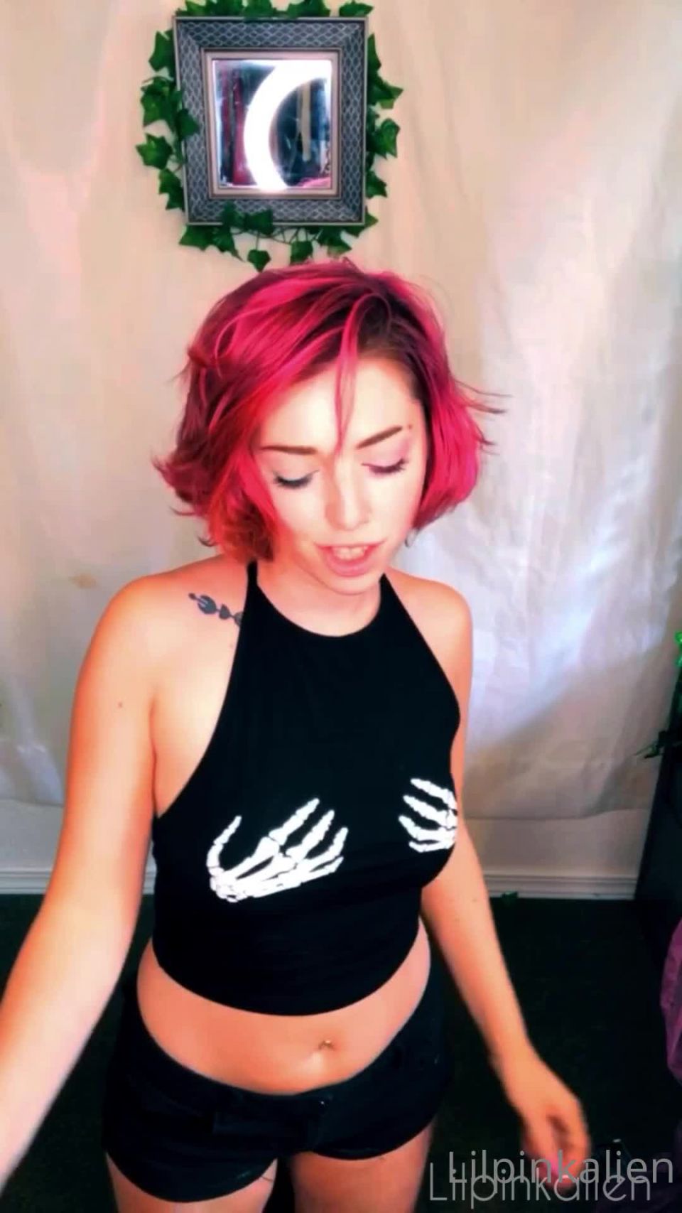 Onlyfans - Lilpinkalien - We duck into a room at a party and I wanna suck on your cock - 31-07-2020