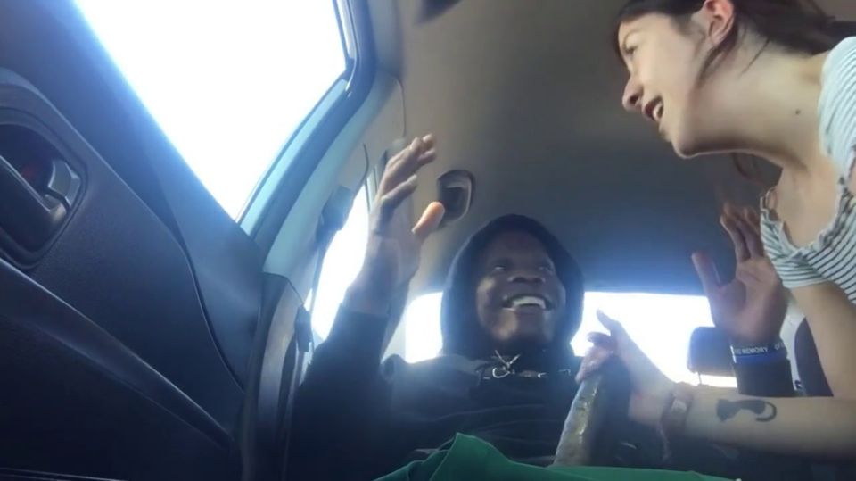 Natalie Brooks chupa un pene en el coche solofans (Porno de Amateur)
