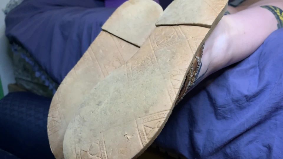 free adult clip 1 Old Sandals Footjob – Close up cum on soles, gym foot fetish on handjob porn 