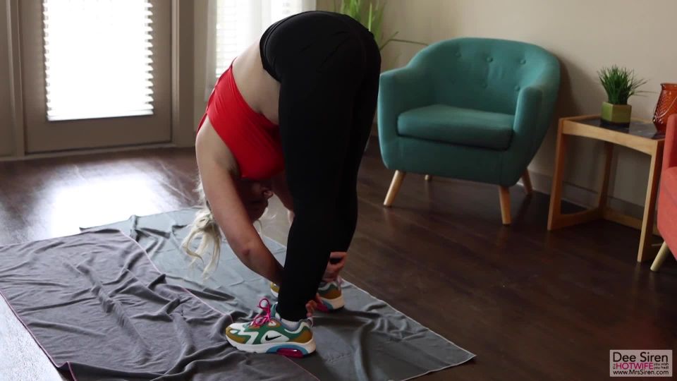 Mrs siren with naked yoga facesitting in naked yoga facesitting