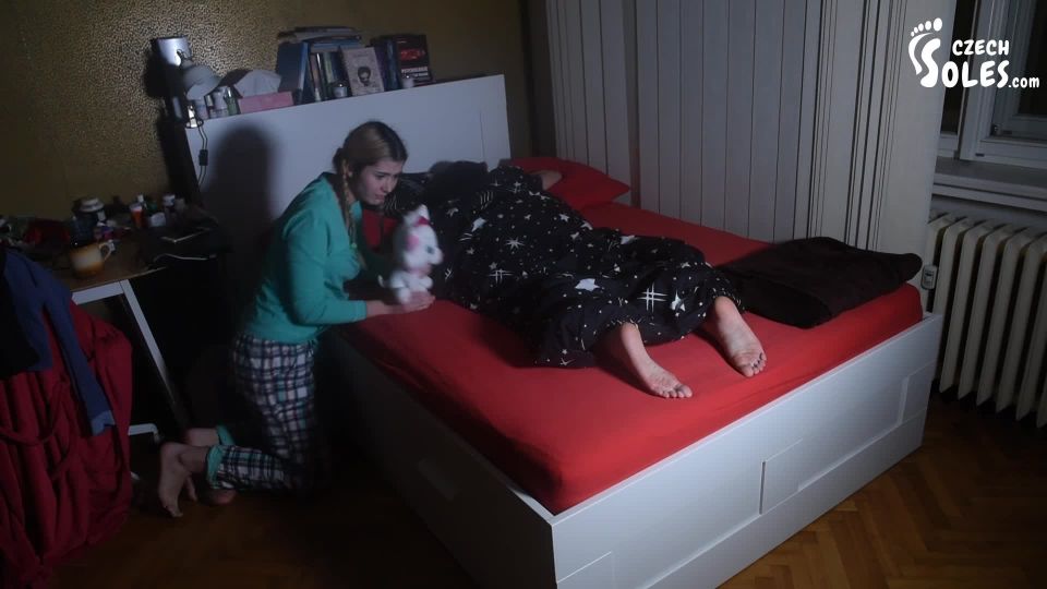 Gratis xxx video 47 Chequia Soles – Madre e hija cariñosa descalzo pies en la cama  femdom  pies porno asiático pie fetiche