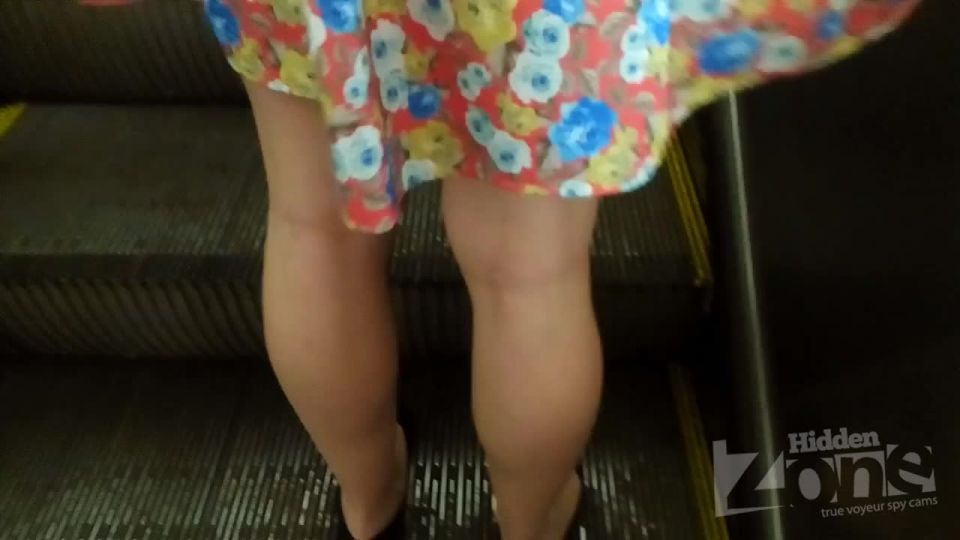  Voyeur upskirt – Upskirt on the escalator in the metro girl in a wide skirt (AVI, HD, 1280×720) | voyeur | voyeur 