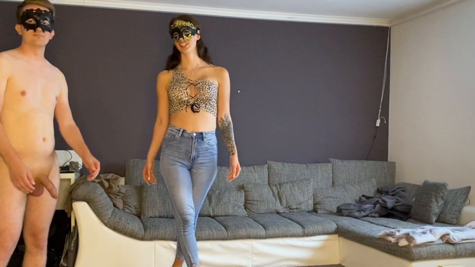 A ella le encanta apretar nuestras pelotas - FullHD 1080P