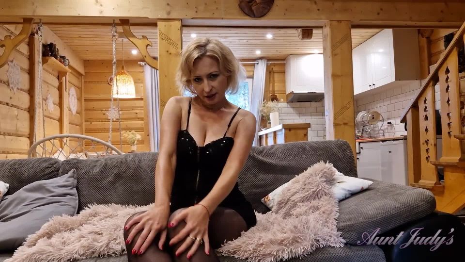 online xxx video 20 fetish lingerie Wanilianna Puts on a Sexy Show for You in This Vacation Wood Cabin, mature on pov