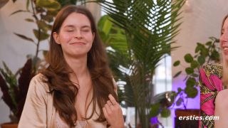 7185 Tímido bomba Vera tiene primera experiencia de lesbianas calientes aceiteras