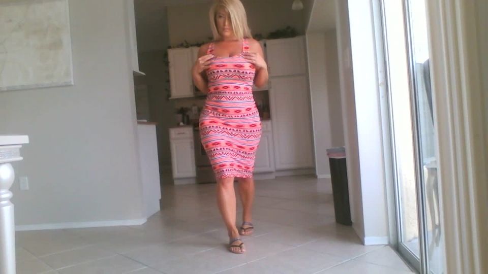 Merraedy te masturbas mientras camino por el pervertido en femdom porno femdom chupar