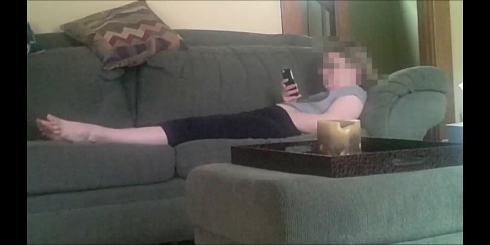 Caliente novia de dedos coño mientras que ver teléfono porno en el sofá. cámara espía - Amateur