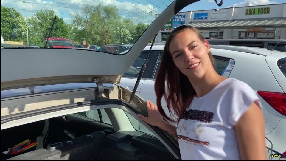 Kathrin - Kox - Erster CREAMPIE - Mitten auf dem Parkplatz - Amateur