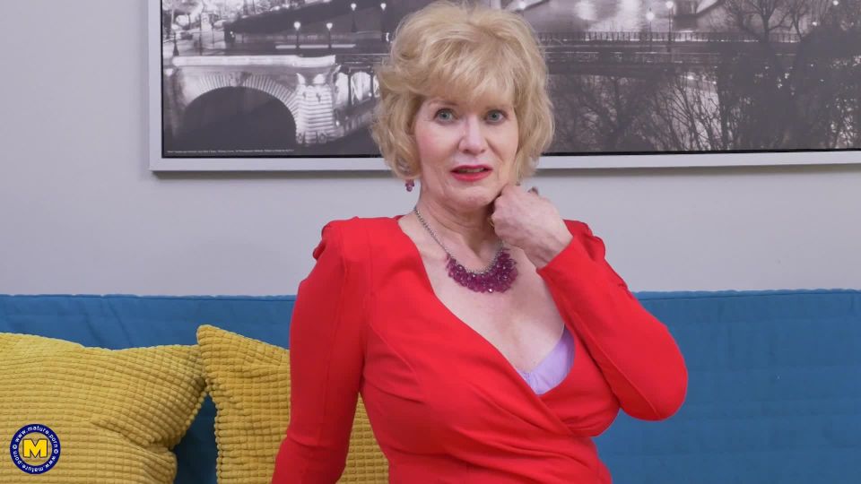 Mature.nl presents Sindee Dix (57) in American housewife Sindee Dix fingering herself – 26.12.2017 Milf