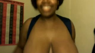 amateur rebotando sus enormes pechos en webcam BigTits