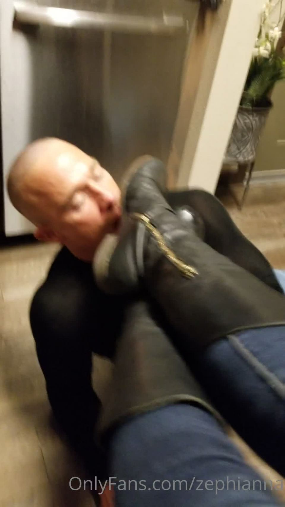 Diosa Zephy - Zephianna Zephianna - cómo me gustan mis perras botas en sus patéticas rodillas lamiendo mis suelas de botas recién llegó a casa 19-12-2020