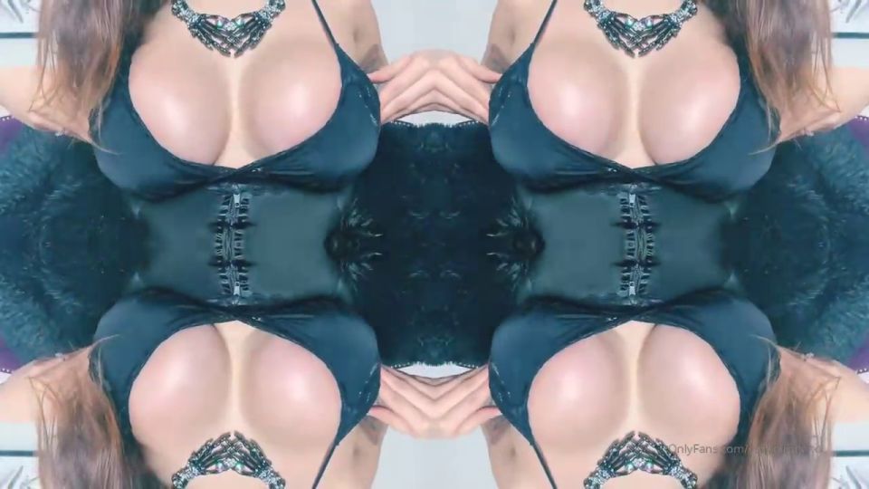 Estas tetas te meten en el caos.