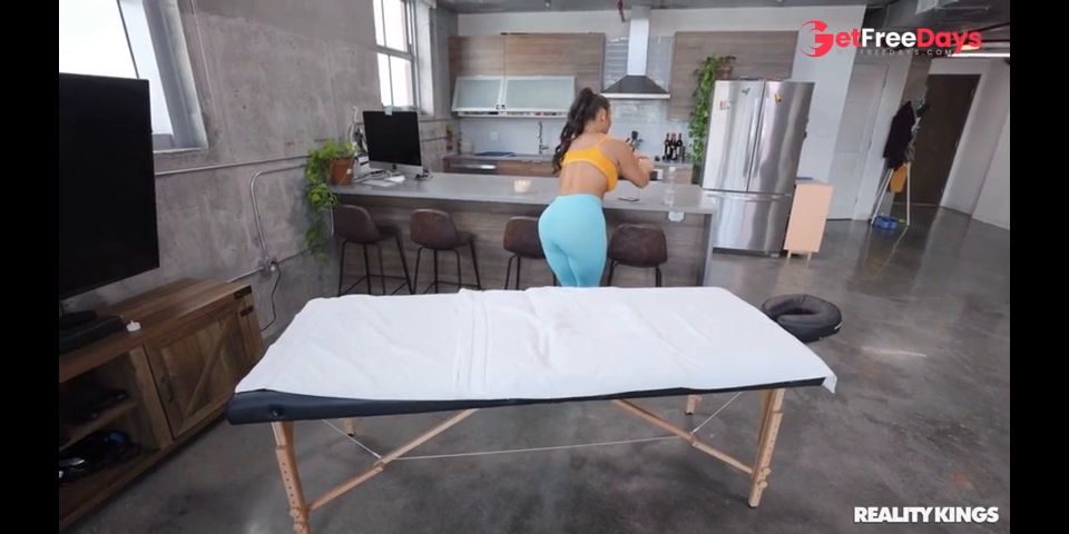 Juicy Ass Erotic Masseuse Carmela Clutch Does Her Job Very Well