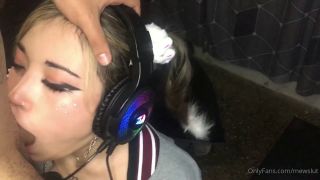 Fetiche porno Mewslut va profundo mientras escucha música 1080p [FullHD 1080p] 2025 fetiche