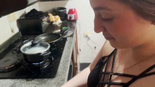 Chica De 18 Aos Folla Mientras Cocina, Traga Leche Como Parte De La Receta 1080p