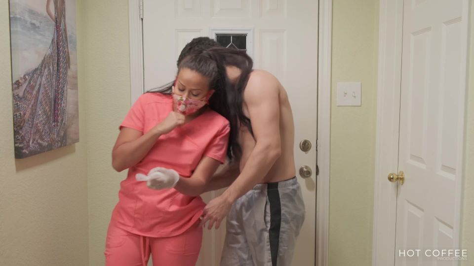 [Amateur] Enfermera culona llega a casa y es bien recibida por su esposo