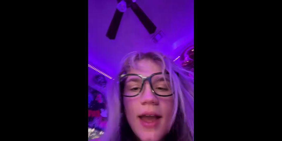 Maya Woulfe Viejo y Joven Vas a aprender a amar a tu padrastro