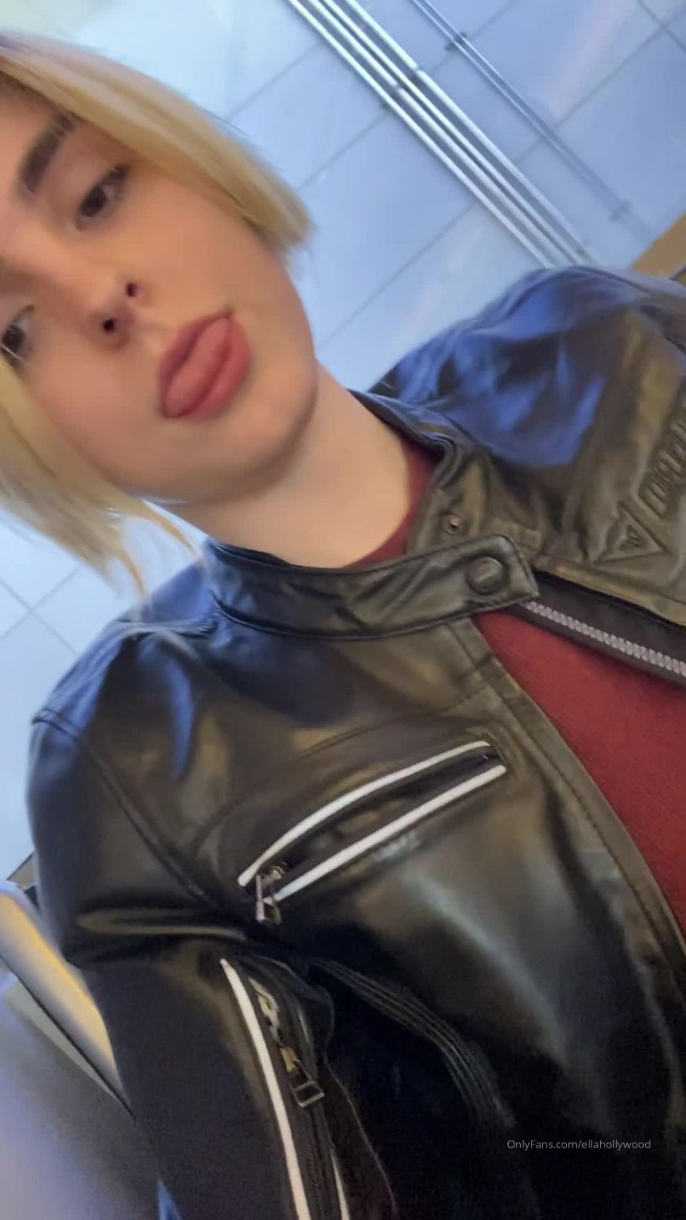 [Onlyfans] On my way to Prague to do some BIG shoots ) Im a lil excited(01