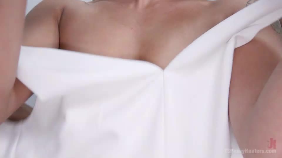 online clip 45 Sophia Grace, Venus Lux - Elegante fiesta blanca se convierte en un festival de la mierda bondage en el baño, madura bbw femdom en transexual porno