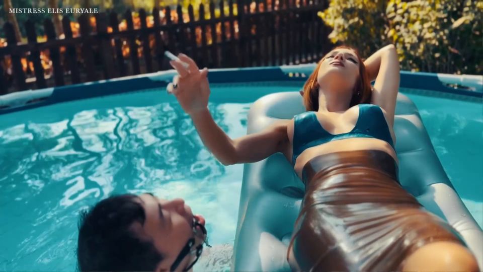 Esclavo de cenicero en la piscina.