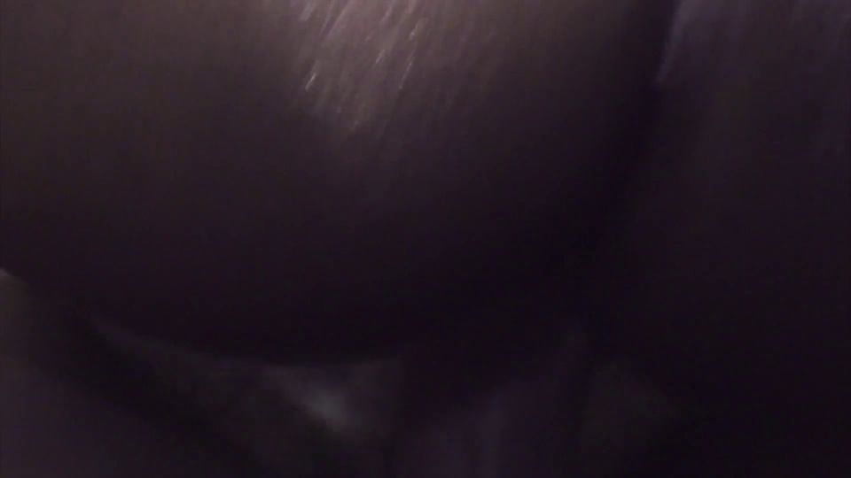 Después de mojar su pene, me dobla sobre el estilo perrito y la libra...