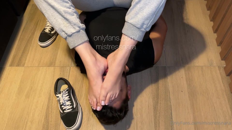 Nara Neveu - lonnara Mistressnara - enfermo sentarse en ti y hacerte sentir mis pies sudorosos calientes en tu cara abrir esa boca y st 19-07-2022