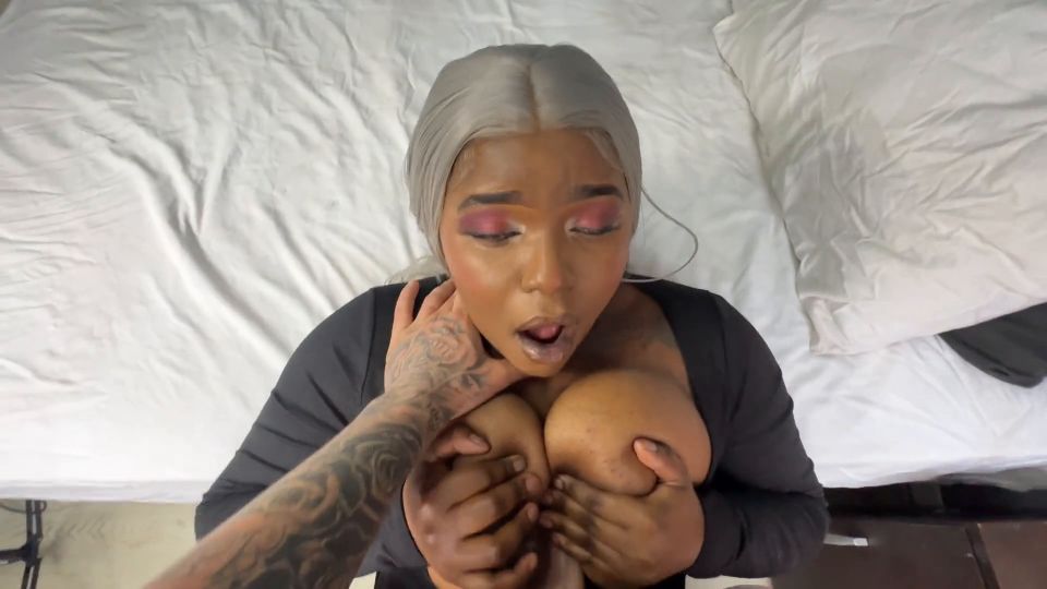 Video Tetona ébano MILF le pide a un chico blanco que le dé un...