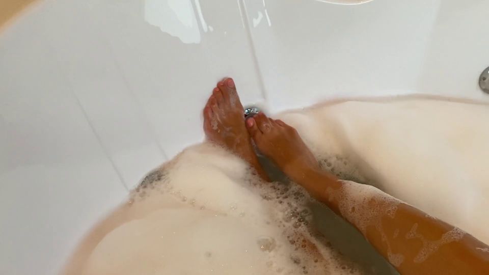 [GetFreeDays.com] Toe Sucking And Foot Fucking In The Hot Tub foot domination