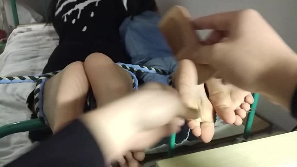 Two teen chinese girl tickle - (Feet porn)
