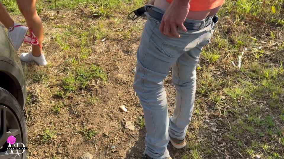 Anna Divina caliente francesa follada con Uber conductor al aire libre cerca de su coche (MILF porno)