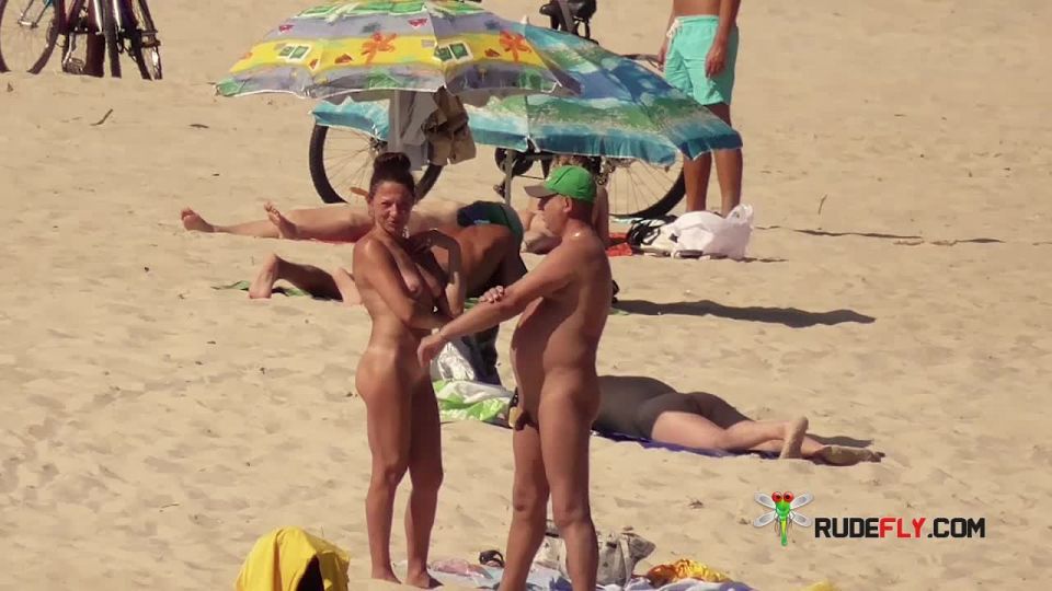 Nude Plage - Couples gets spotted by a Hidden