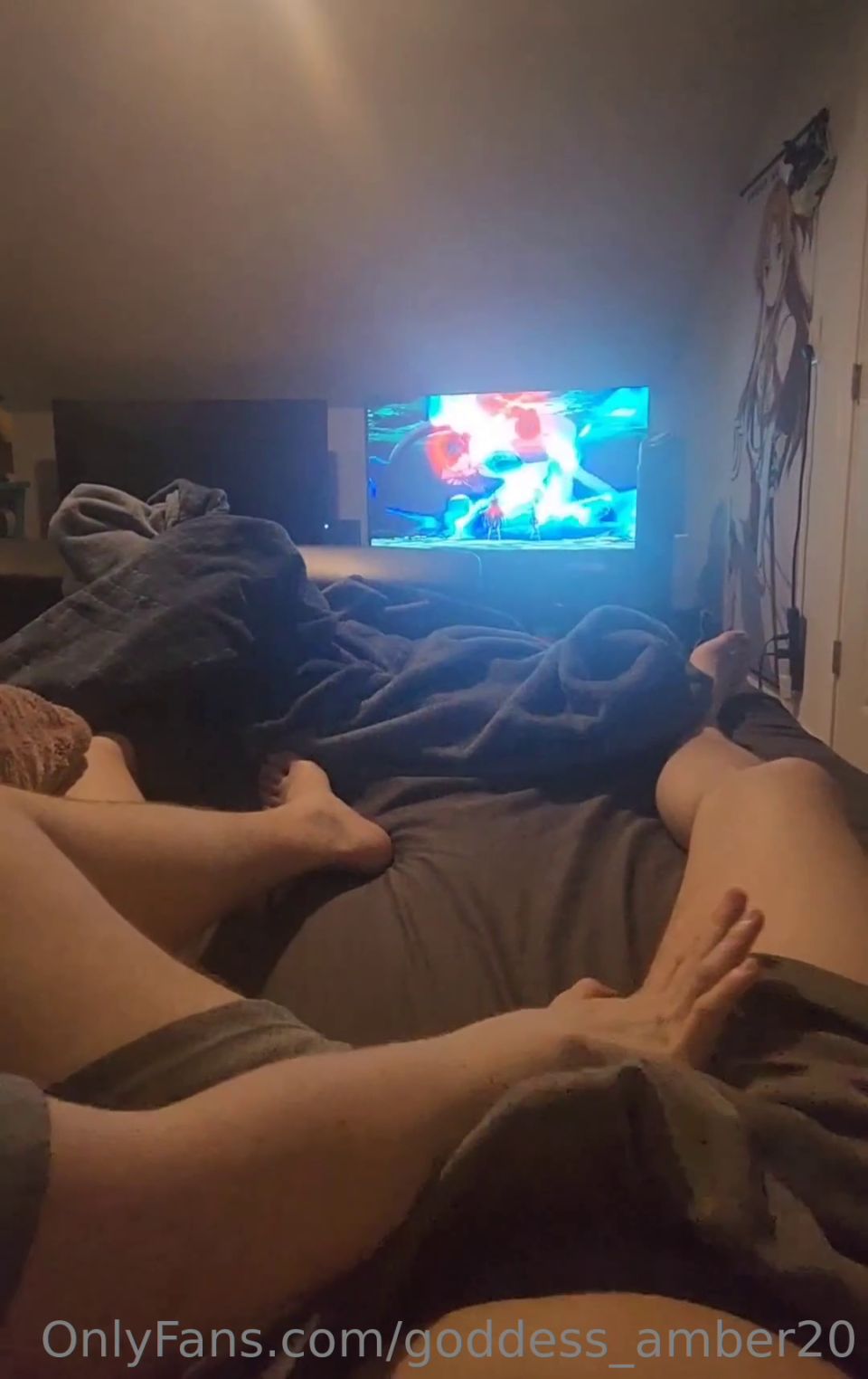 La chica patea al tipo en las bolas mientras mira la película.