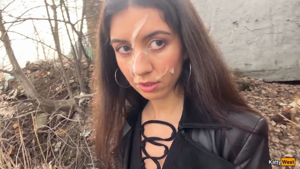 Katty West Cumwalk En Public Park (Porno de Amateur)