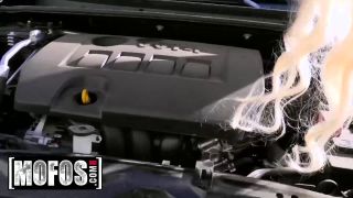  Elizabeth Jolie Has No Problem Sucking The Mechanic'S Tony Rubin