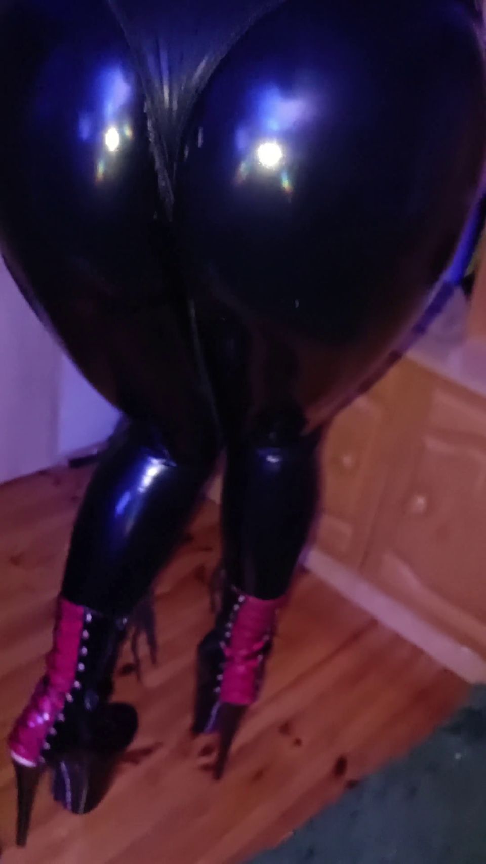 MISTRESS LATEX ASS WORSHIP