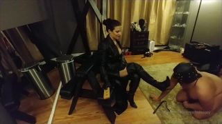 video porno 44 Spanking - Michelle Lacy - Culo de lata (cuero negro) - Femdom Spanking, femdom gorda en fetiche porno en femdom porno femdom imperio pies