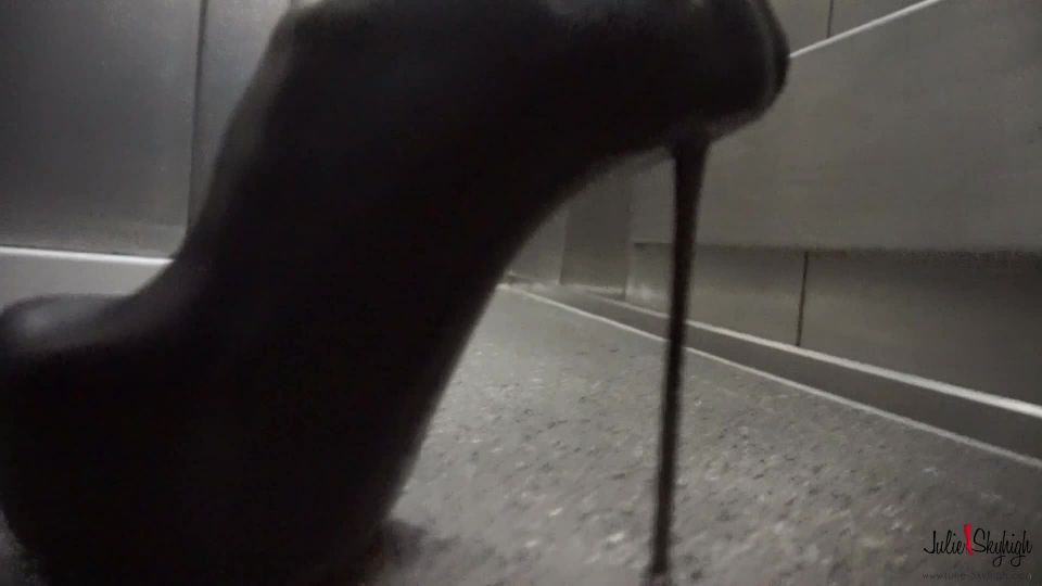 Julie Skyhigh, Pantyhose, Stockings, Leggings - 150204 walking in furs leather boots and jeans [foot fetish] - [Feet porn]