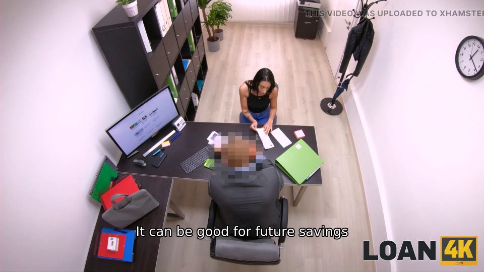 el cuervo cecile extiende las piernas así que el préstamo aprueba instantáneamente un crédito.