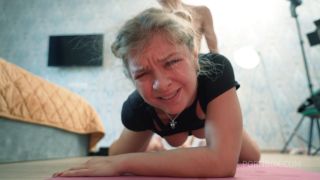Renata Fox - Cogida compañero de habitación de dedos en la estera de yoga - FullHD 1080P