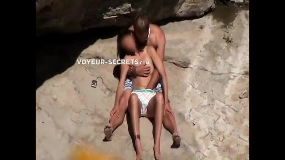 Voyeur caught a secretive beach  sex