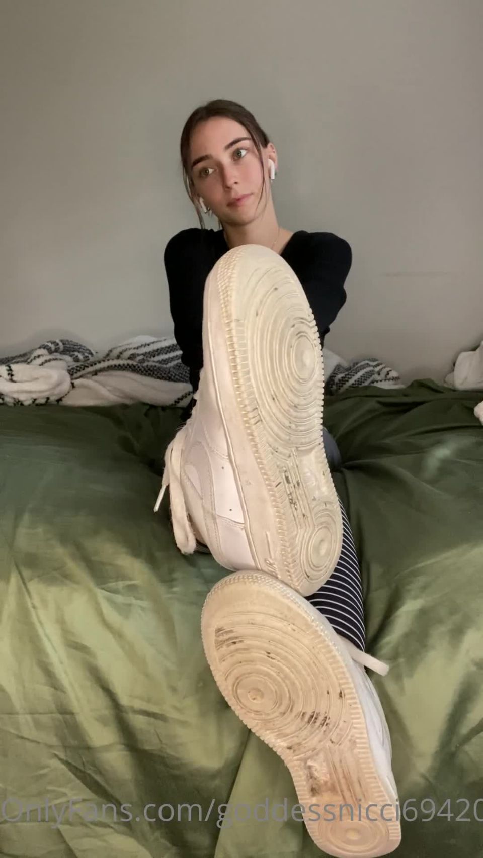 free video 19 goddessnicci69420101020212243022518 holy shit my feet smell so bad but i love it - foot - feet porn hard foot fetish