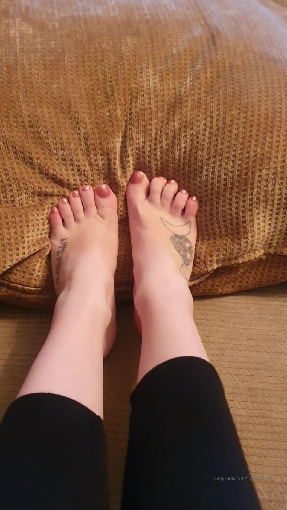 video 36 sophiatruee 10-02-2020 I m obsessed with the colour of my toes I just wish I had a face to smother them with. Smo, dirty feet femdom on femdom porn 