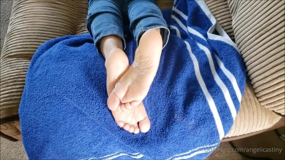 Little foot - angelicastiny () Angelicastiny - do you want to be next to oil my small soft soles 17-06-2020